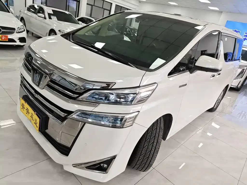 Toyota Vellfire — фото 1