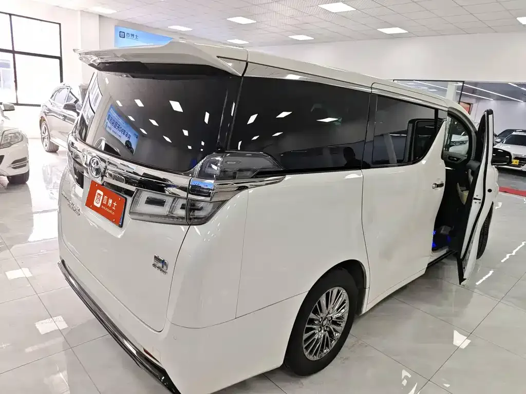 Toyota Vellfire — фото 2