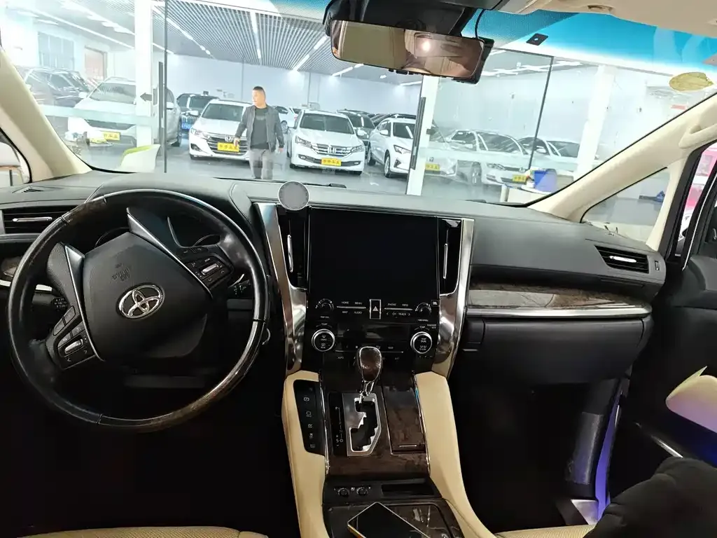 Toyota Vellfire — фото 6