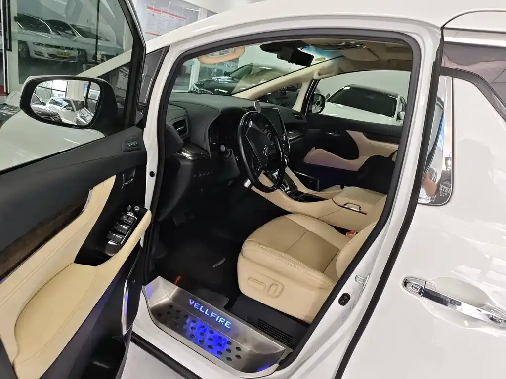 Toyota Vellfire — фото 7
