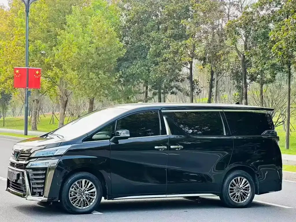 Toyota Vellfire — фото 1