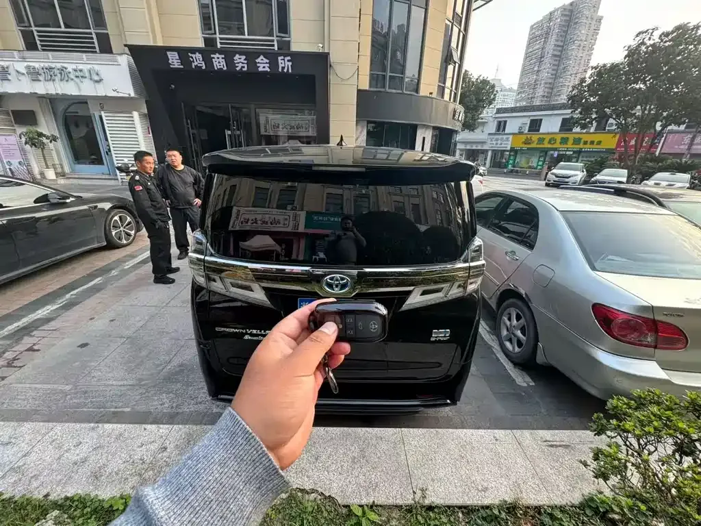 Toyota Vellfire — фото 3