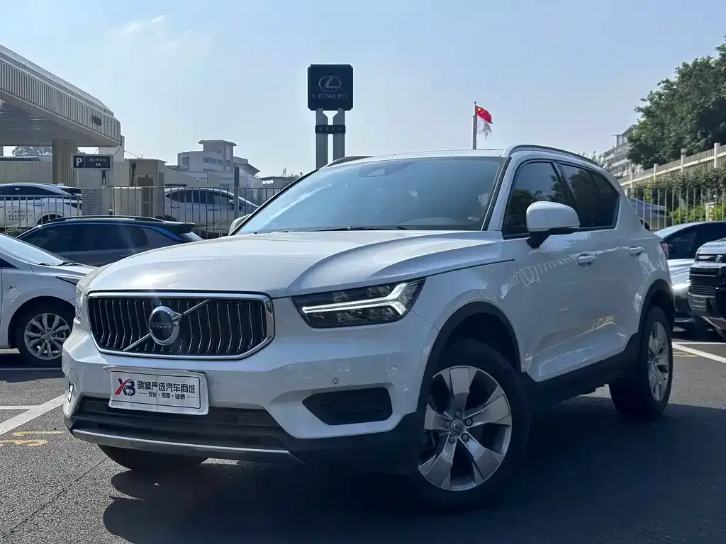 Volvo XC40 — фото 1