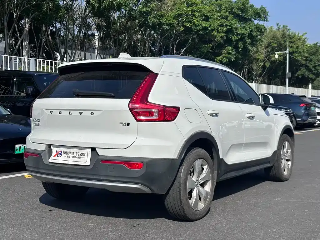 Volvo XC40 — фото 10