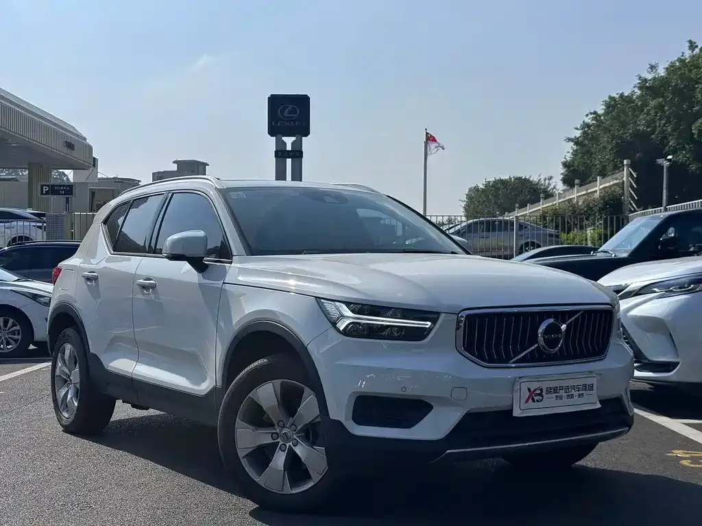Volvo XC40 — фото 3