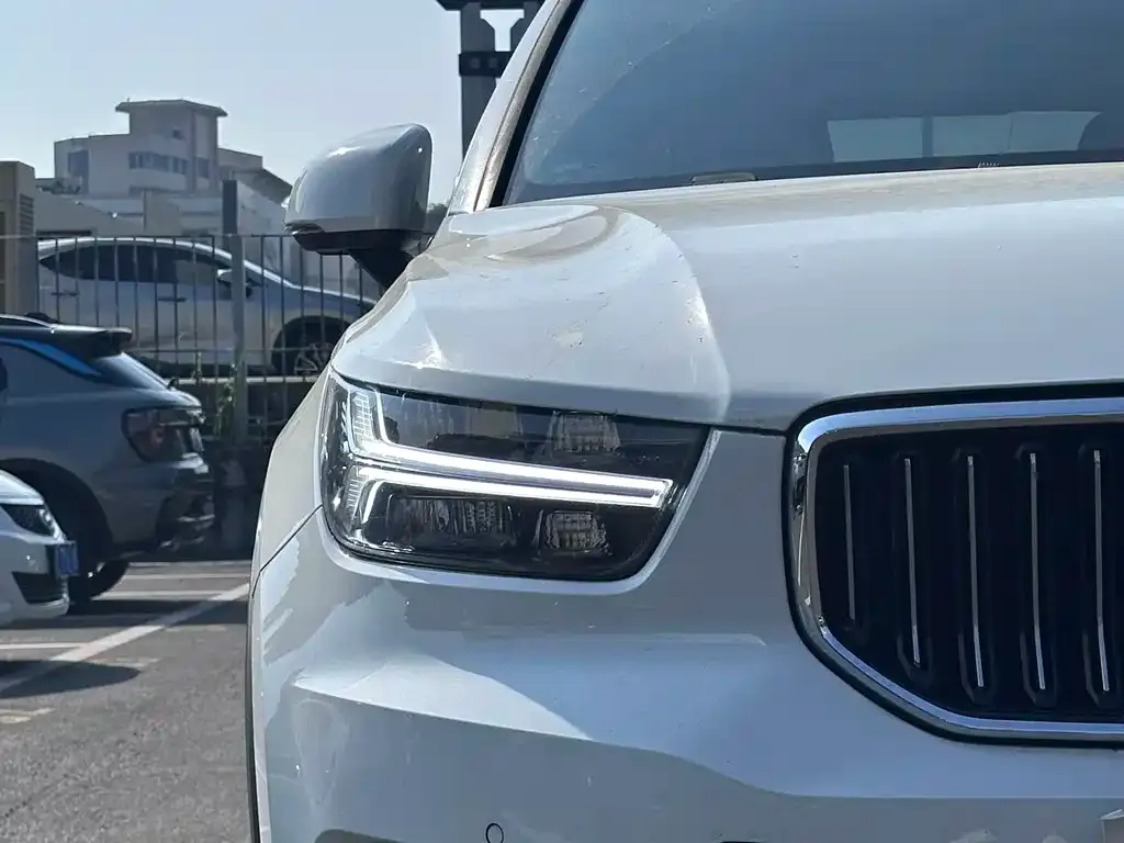Volvo XC40 — фото 7