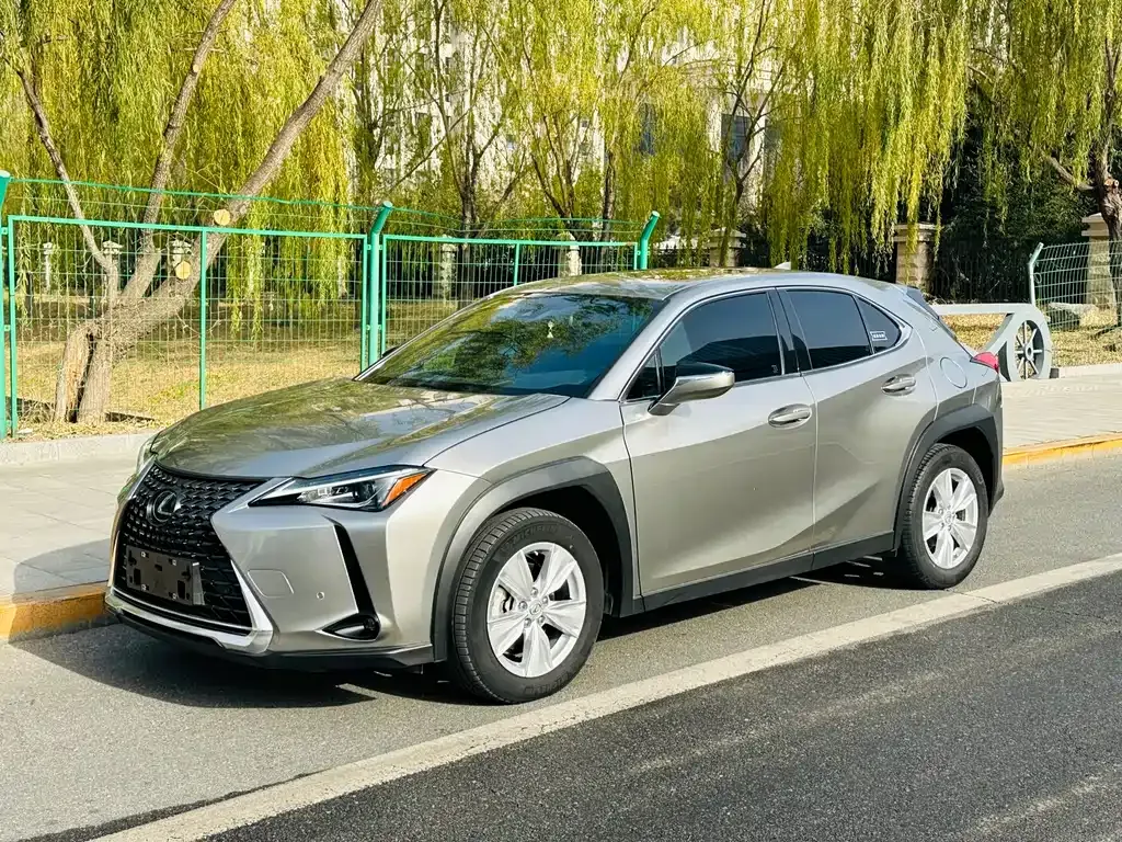 Lexus UX — фото 1