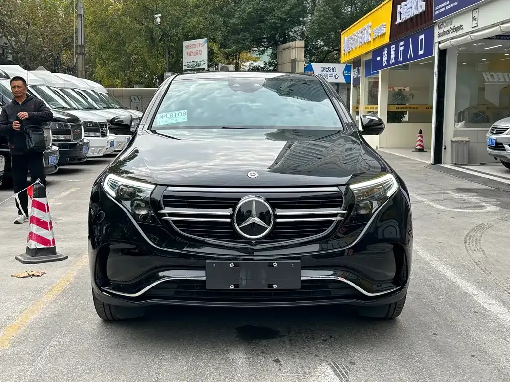 Mercedes-Benz EQC — фото 1