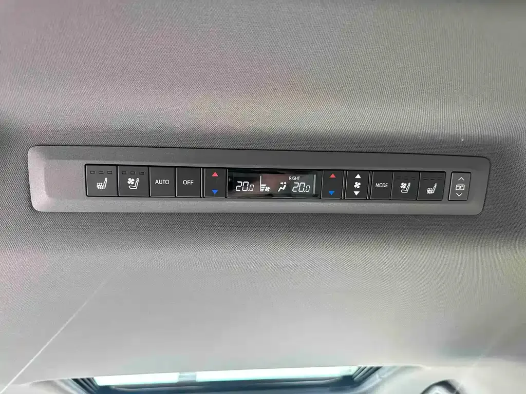 Toyota Granvia — фото 10