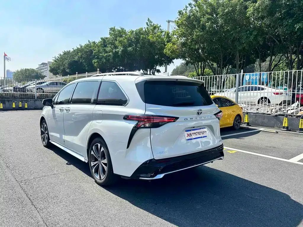 Toyota Granvia — фото 4