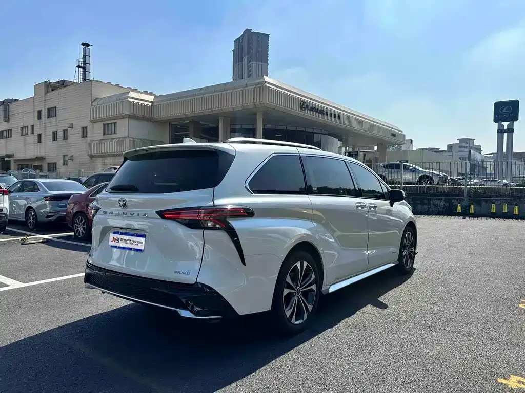Toyota Granvia — фото 6