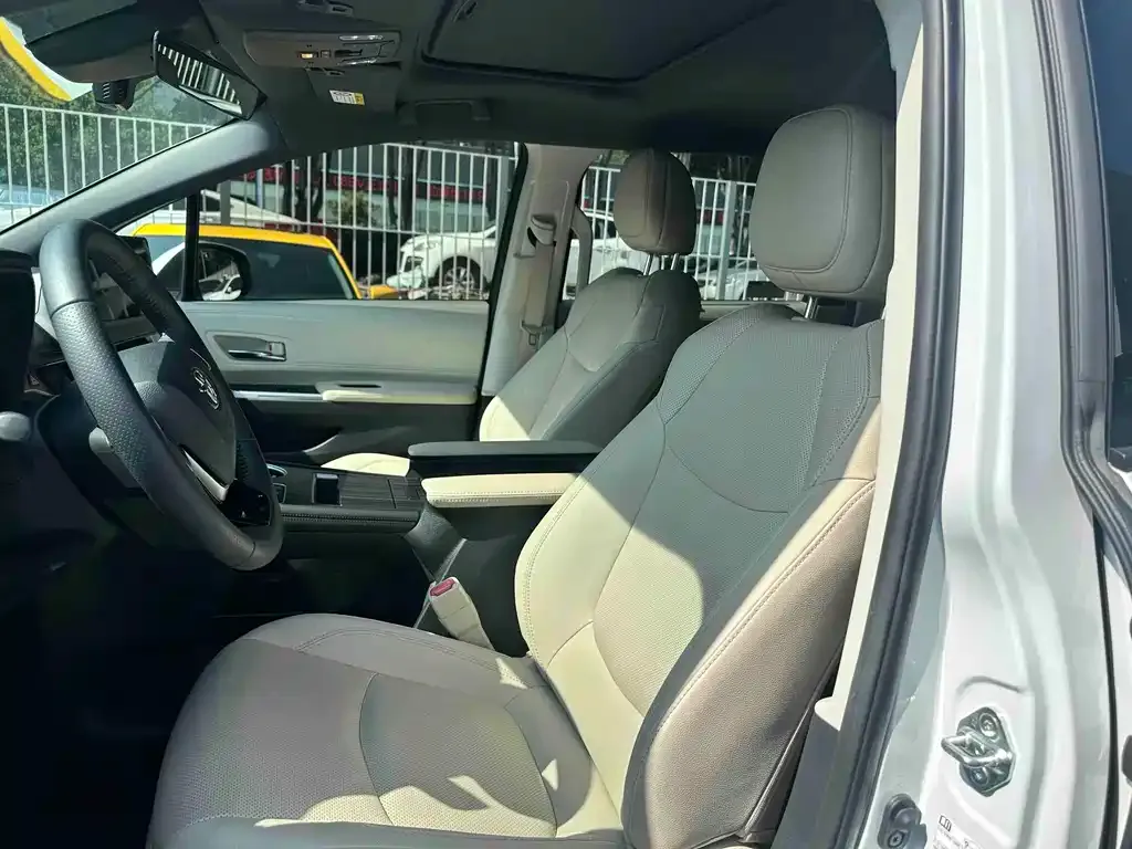Toyota Granvia — фото 7