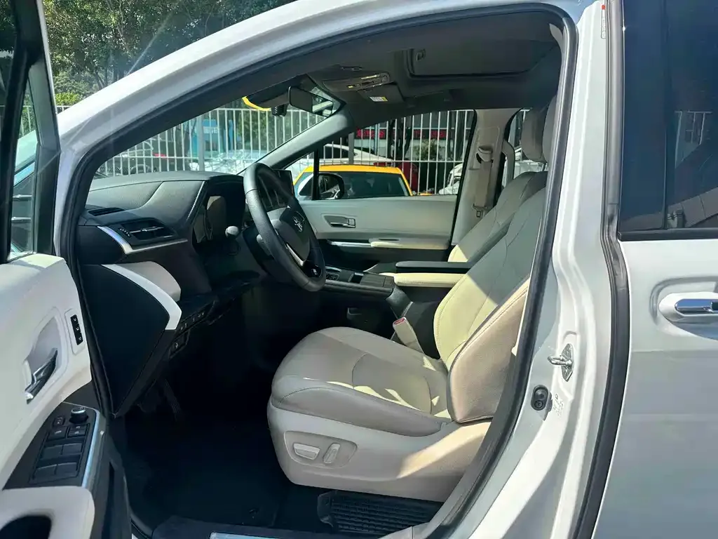 Toyota Granvia — фото 8