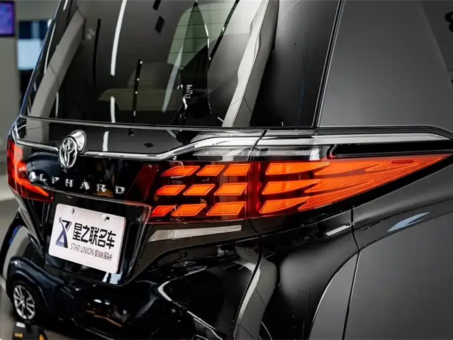 Toyota Alphard — фото 9