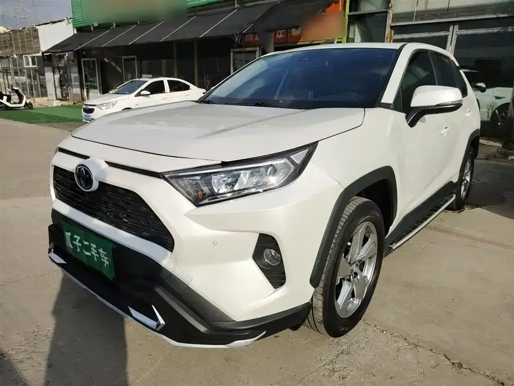 Toyota RAV4 — фото 1