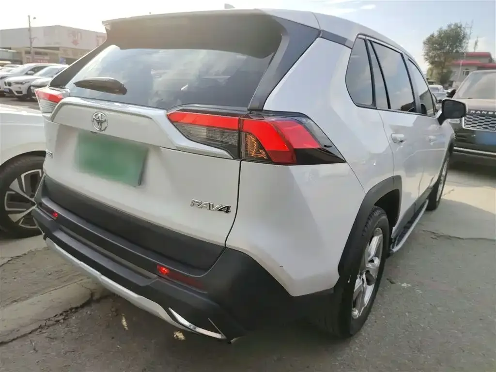 Toyota RAV4 — фото 7