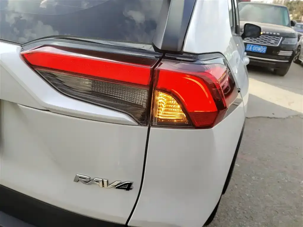 Toyota RAV4 — фото 8