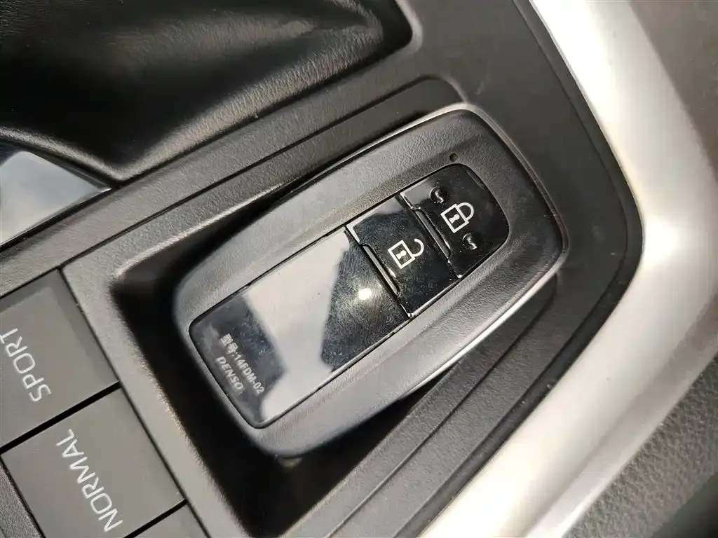 Toyota RAV4 — фото 9