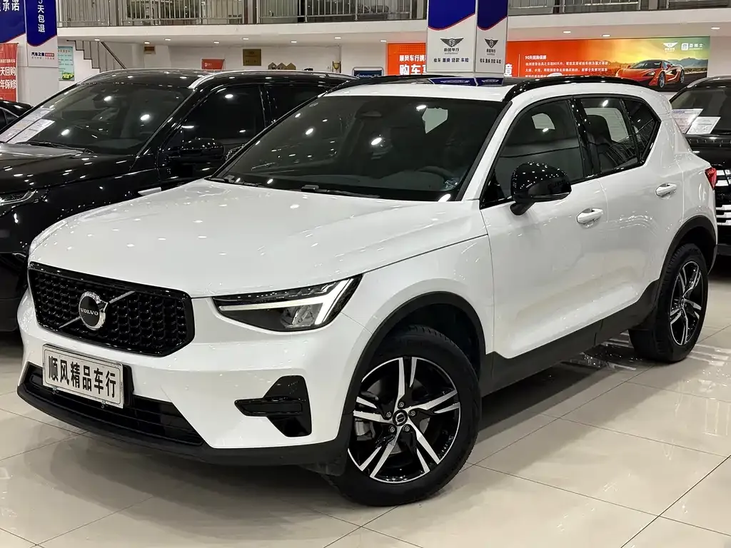 Volvo XC40 — фото 1