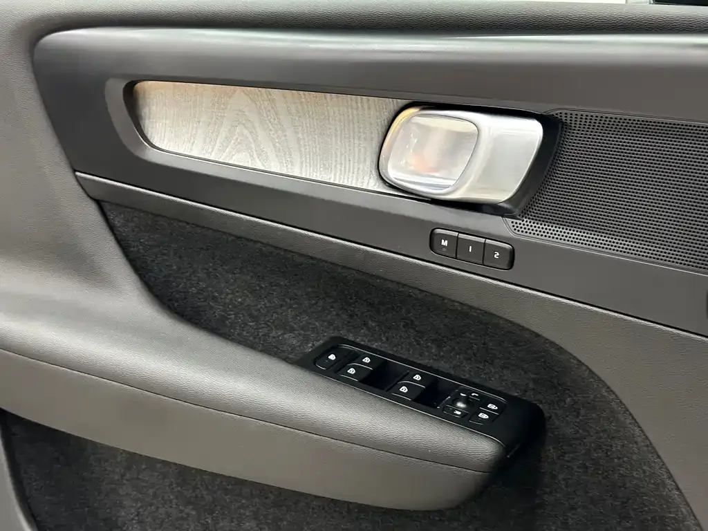 Volvo XC40 — фото 10