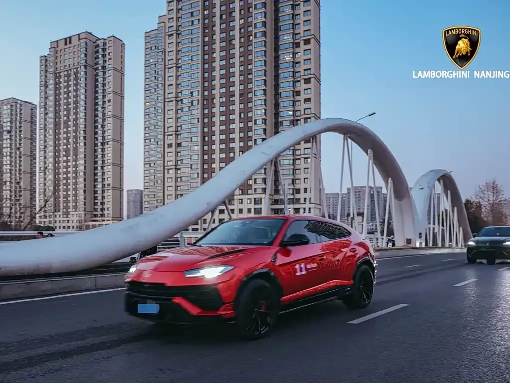 Lamborghini Urus — фото 1