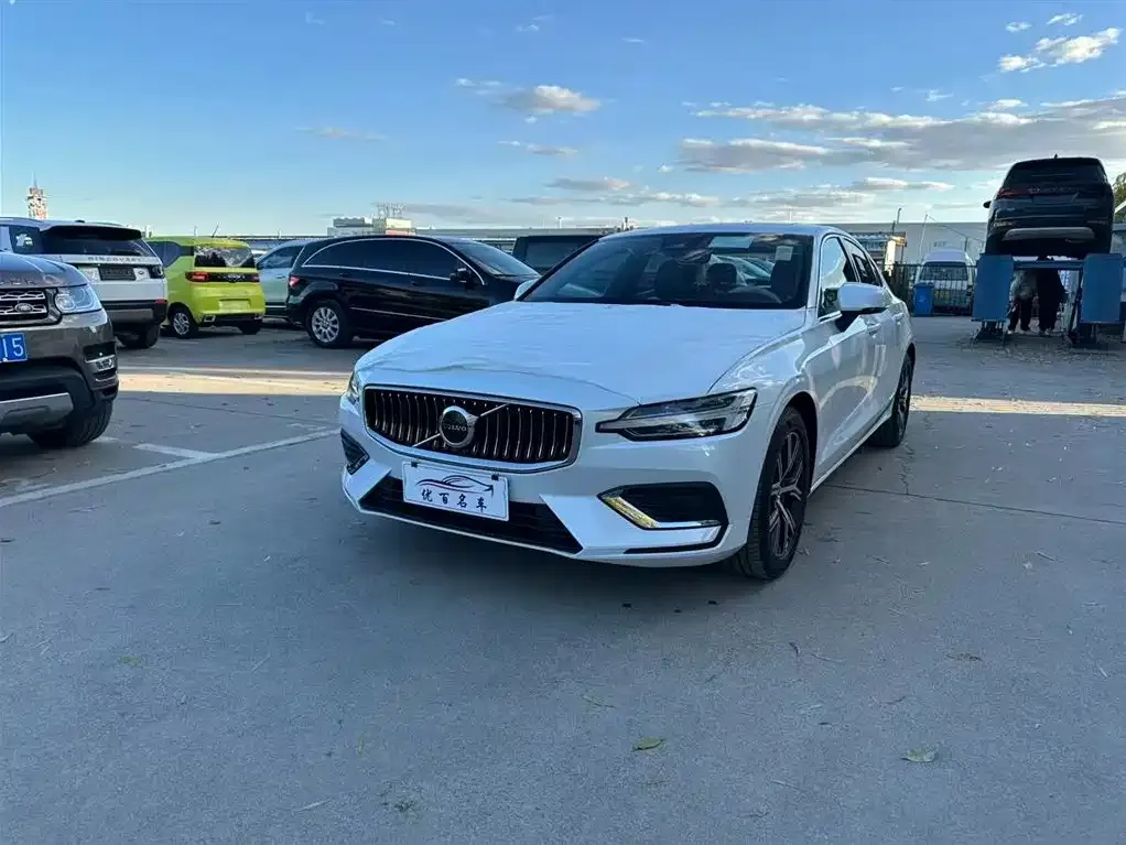 Volvo S60 — фото 1