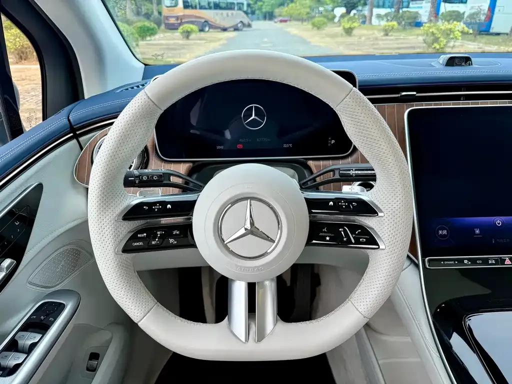 Mercedes-Benz EQE SUV — фото 8