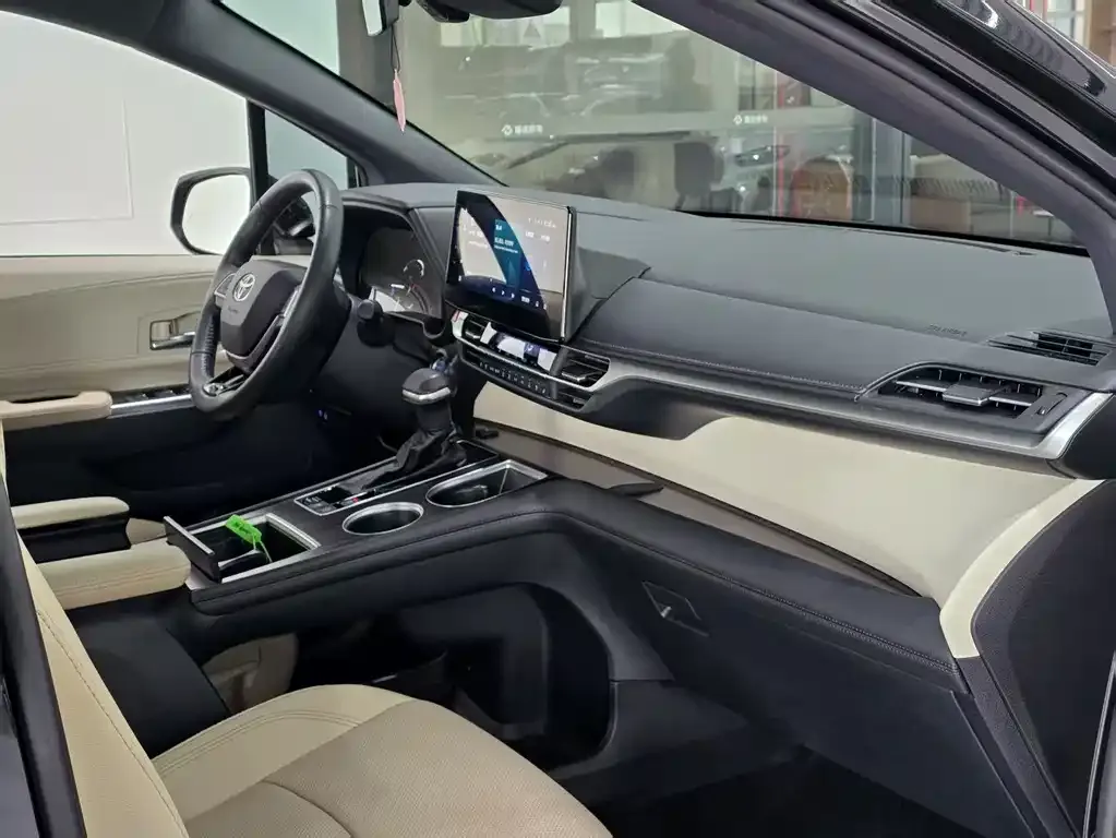 Toyota Granvia — фото 10