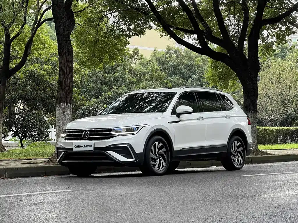 Volkswagen Tiguan L — фото 1