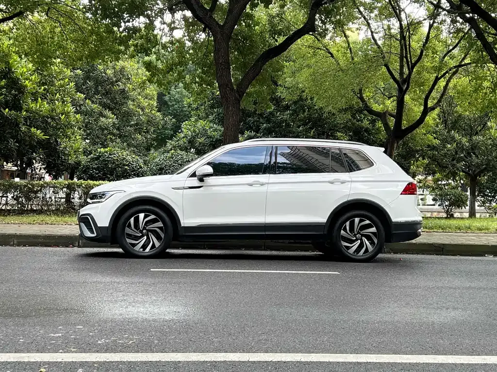 Volkswagen Tiguan L — фото 7