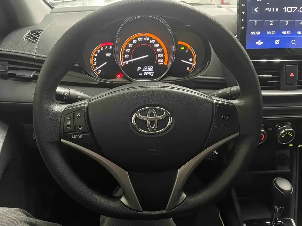 Toyota Yaris L — фото 8