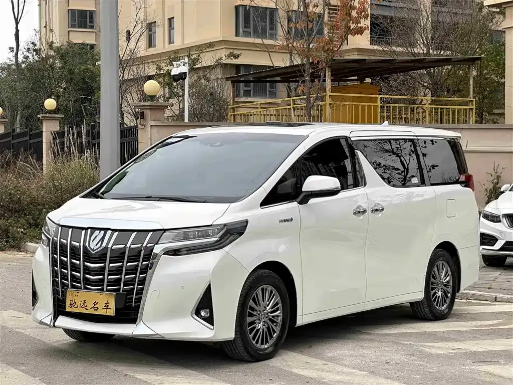 Toyota Alphard — фото 1