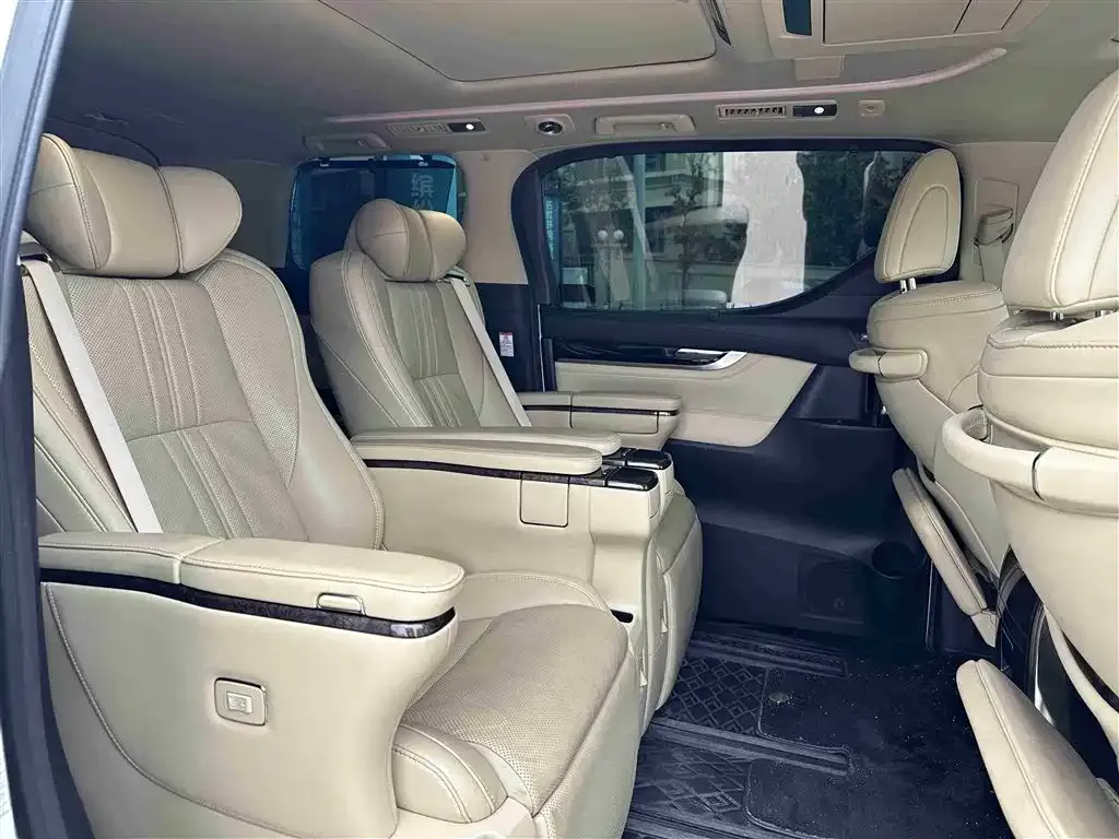 Toyota Alphard — фото 9