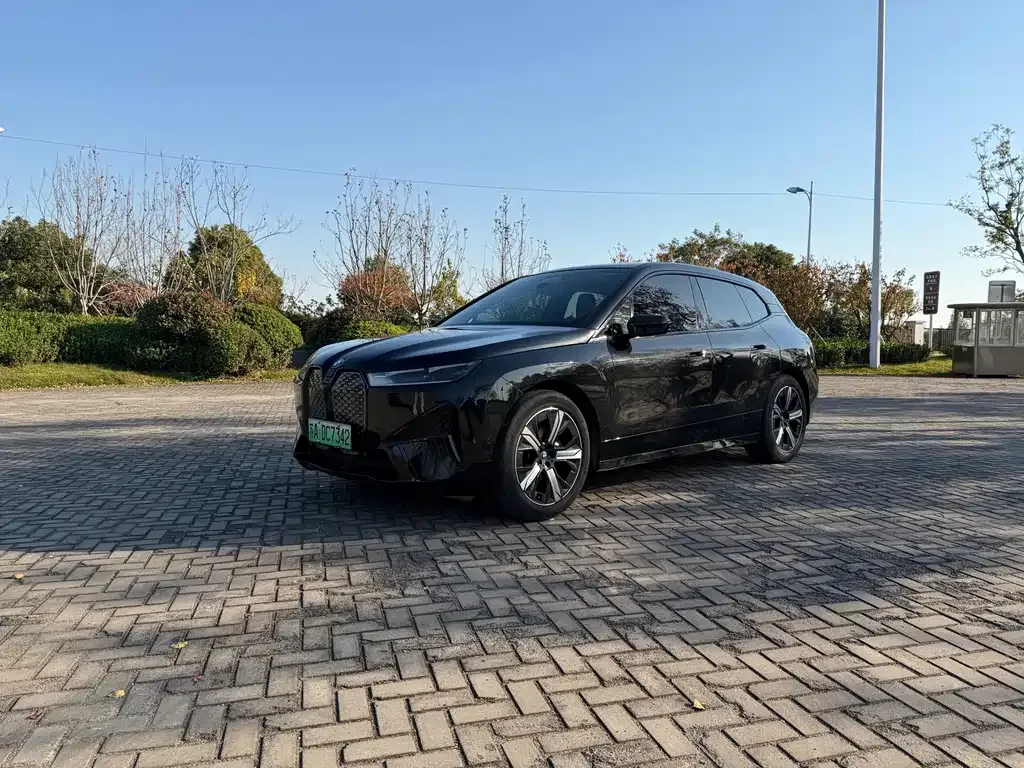 BMW iX — фото 1