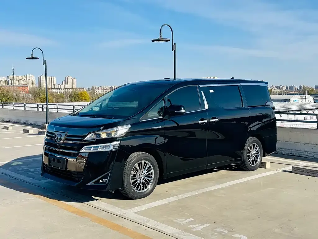Toyota Vellfire — фото 1
