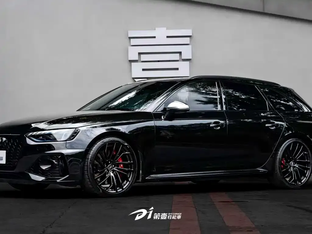 Audi RS 4 — фото 1