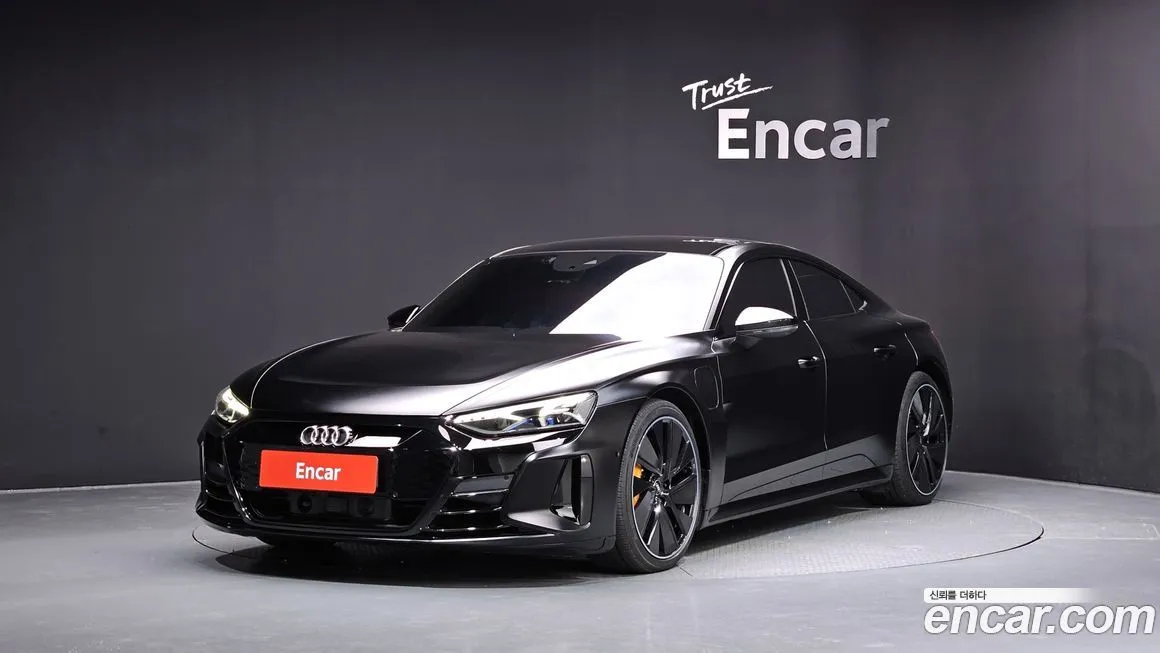 Audi e-tron GT — фото 1