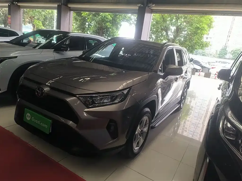 Toyota RAV4 — фото 1