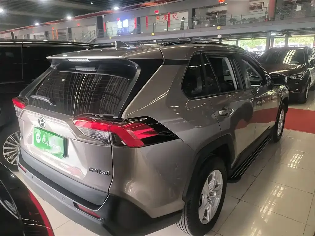 Toyota RAV4 — фото 7