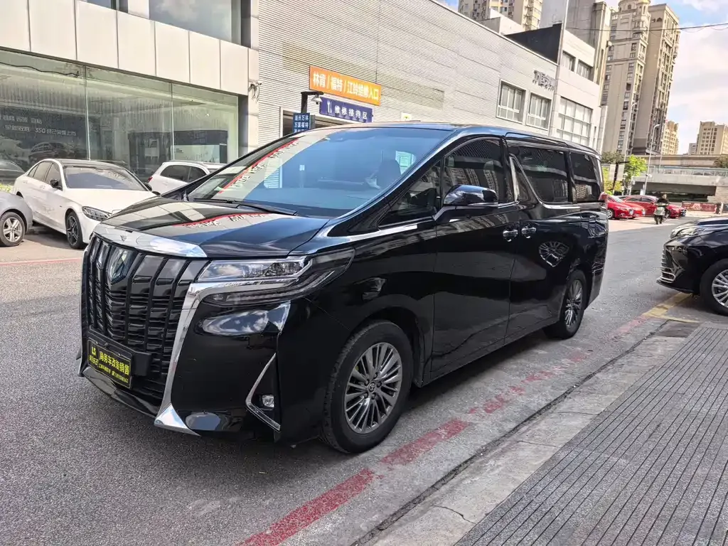 Toyota Alphard — фото 1