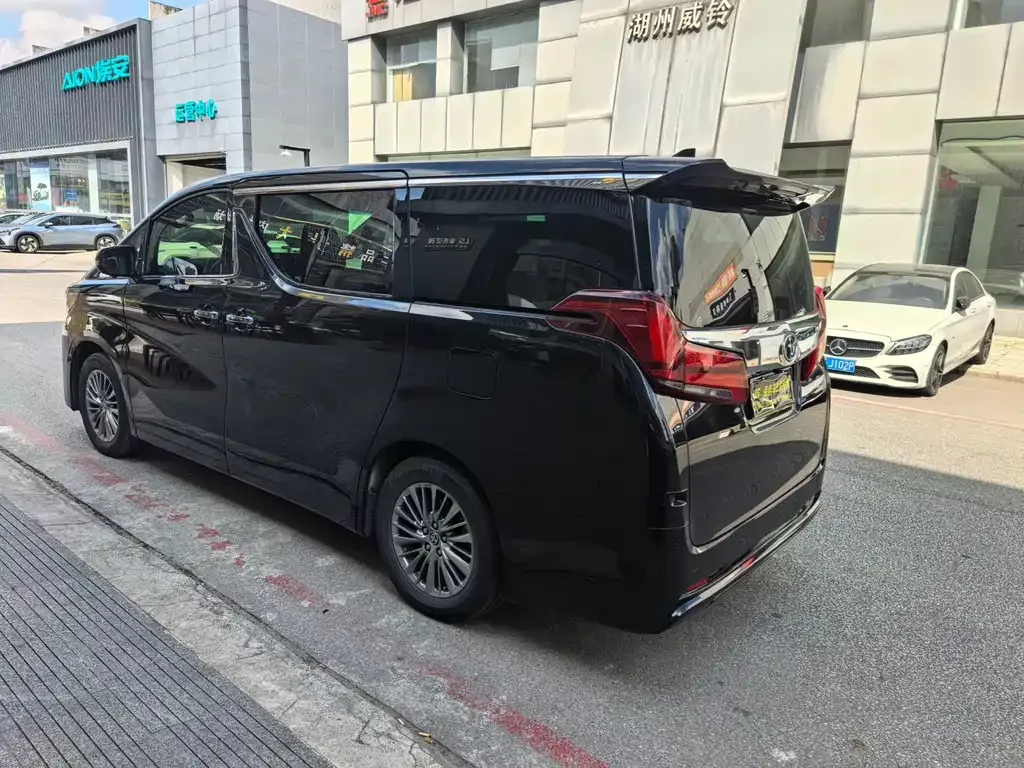 Toyota Alphard — фото 10