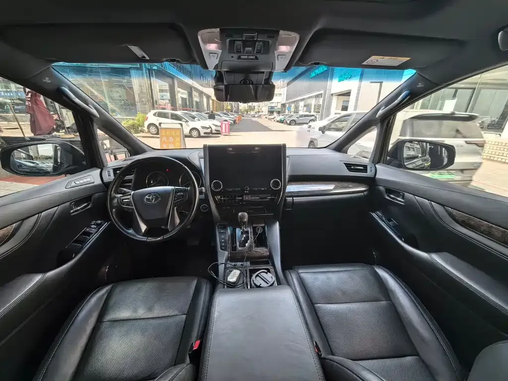 Toyota Alphard — фото 4