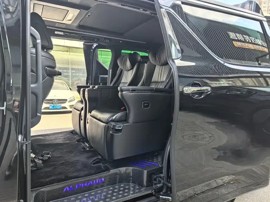 Toyota Alphard — фото 5