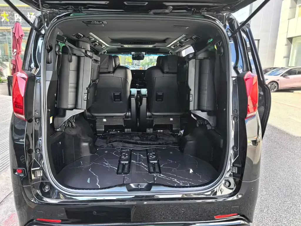 Toyota Alphard — фото 7