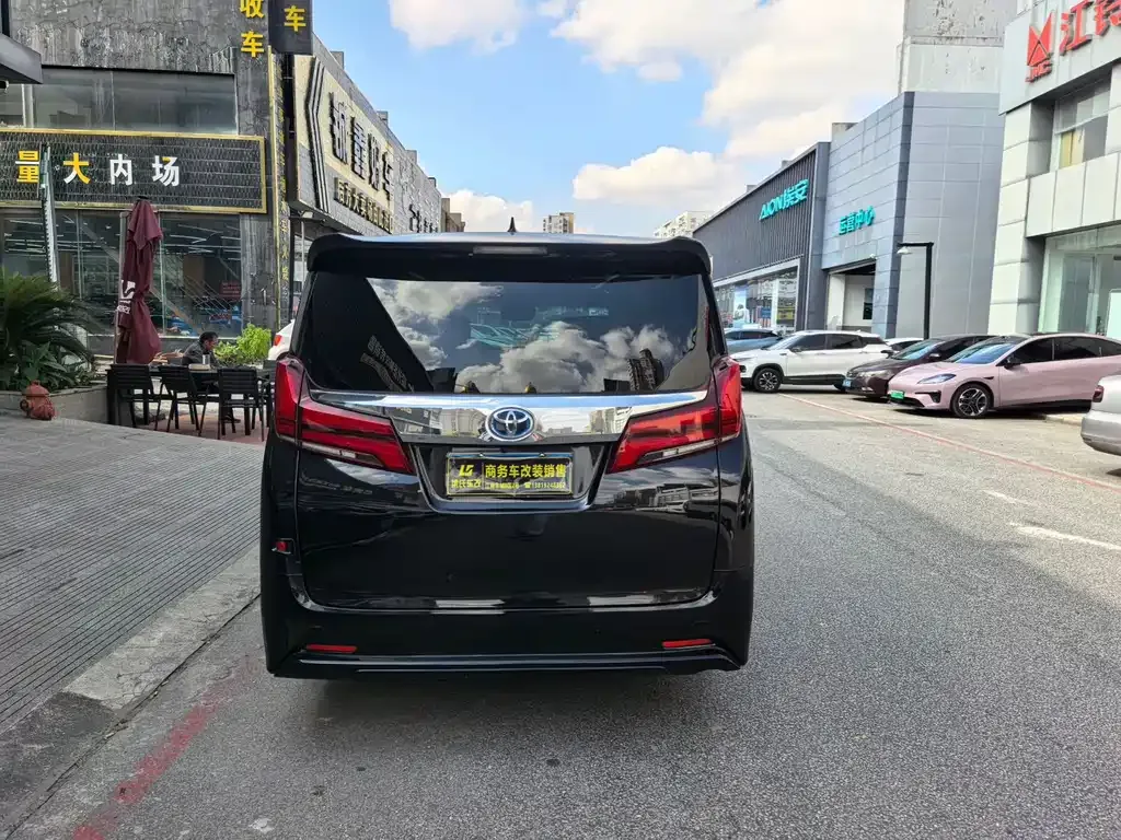Toyota Alphard — фото 8