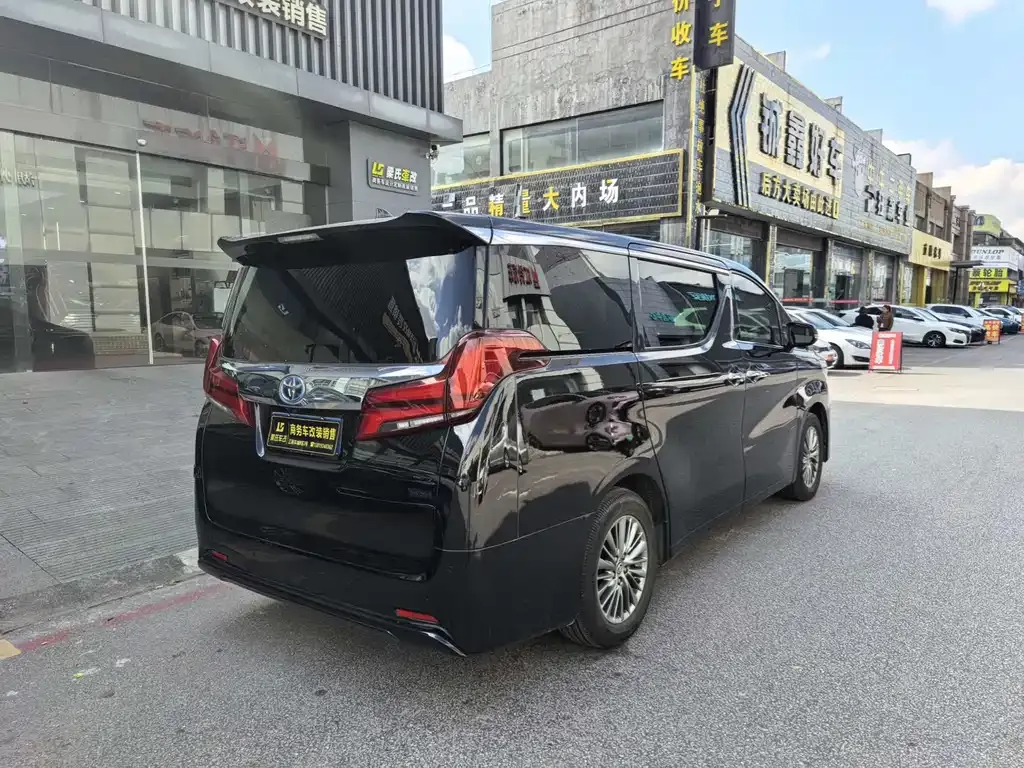 Toyota Alphard — фото 9