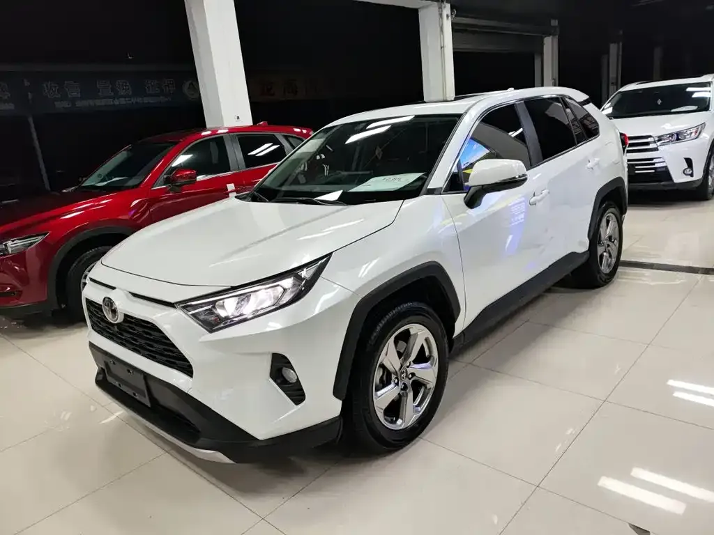 Toyota RAV4 — фото 1