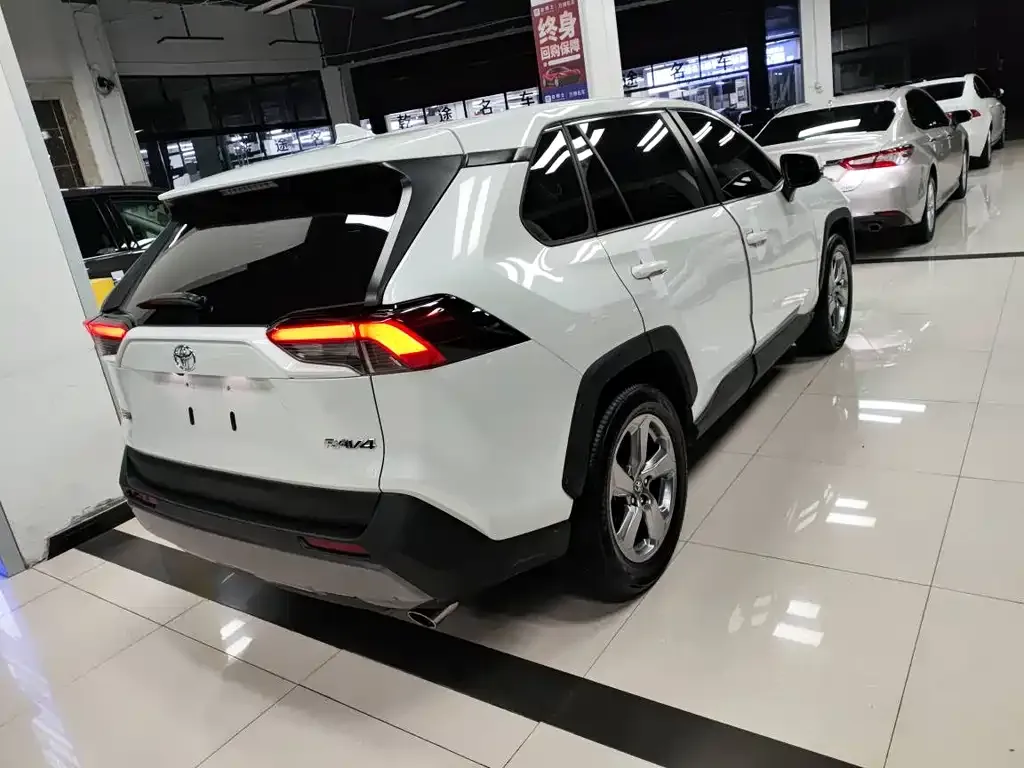 Toyota RAV4 — фото 2
