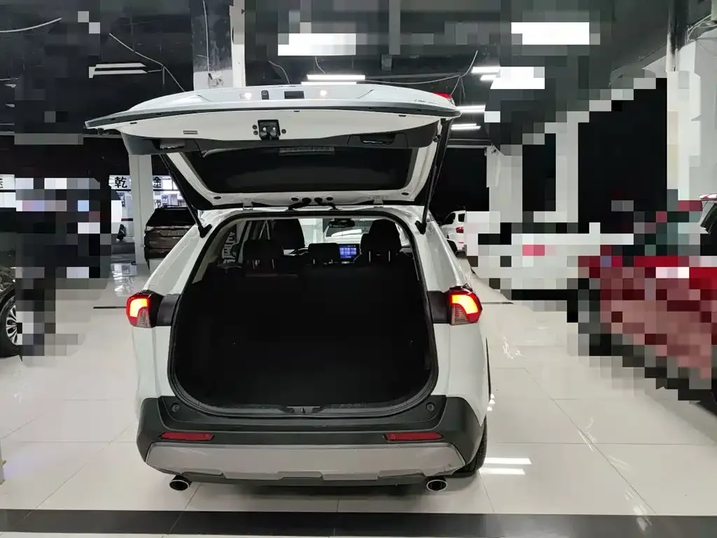 Toyota RAV4 — фото 8