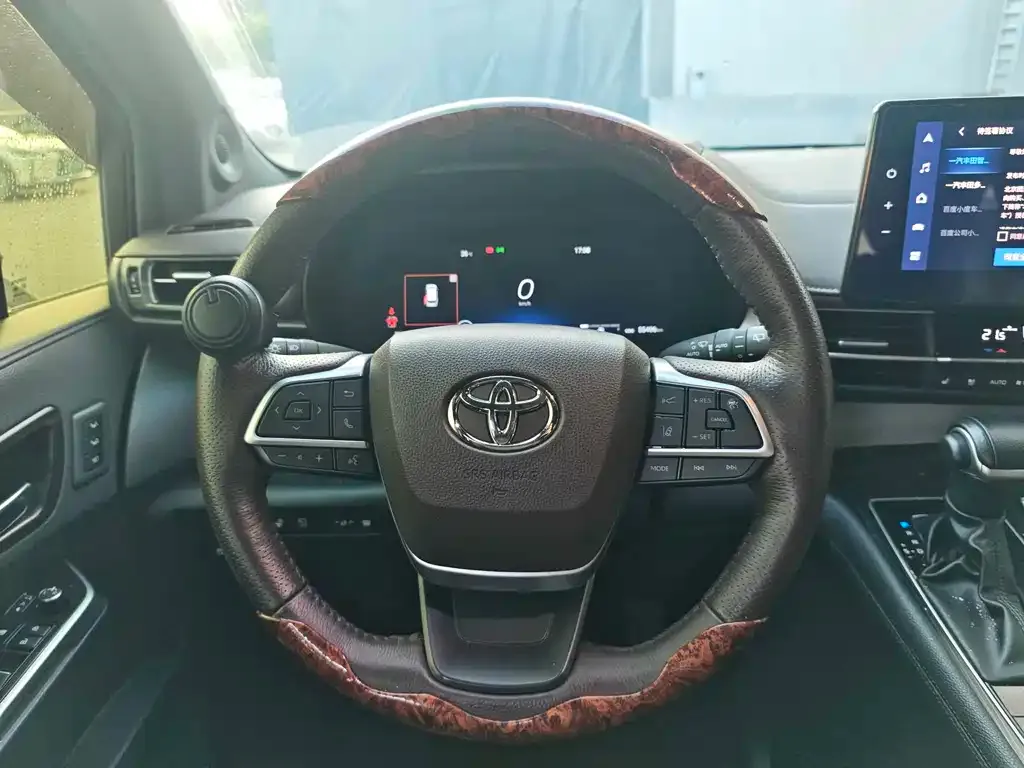Toyota Granvia — фото 10